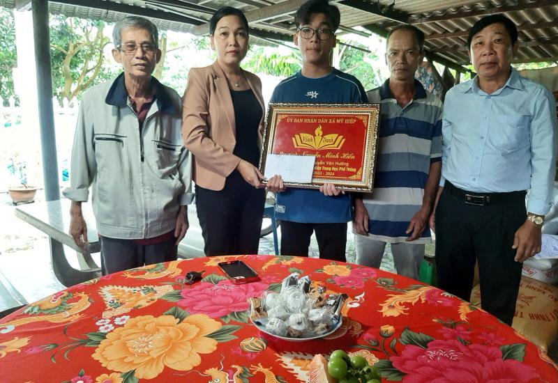 Lãnh đạo xã Mỹ Hiệp thăm, chúc mừng thủ khoa trường THPT Nguyễn Văn Hưởng trong kỳ thi tốt nghiệp THPT quốc gia
